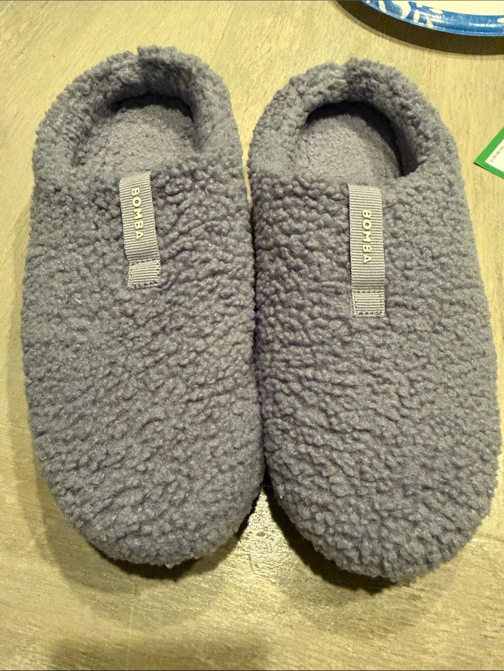 Bombas Womens Plush Slip-On Slippers in Light Gray